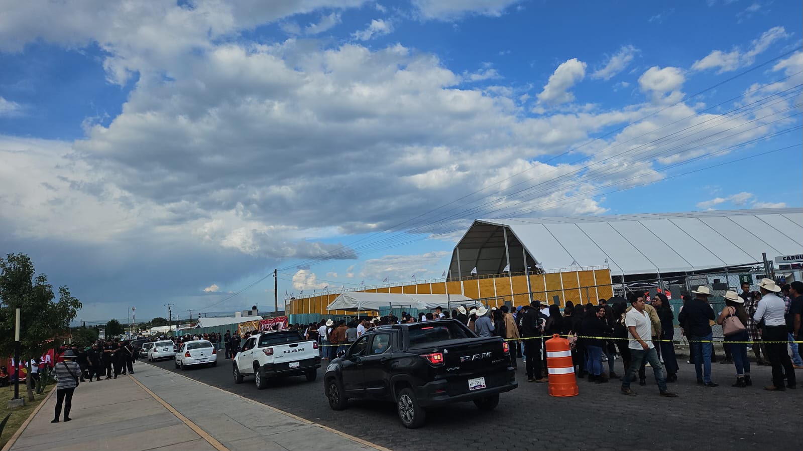 Miles de asistentes comienzan a arribar al Foro Latido para el concierto de Christian Nodal