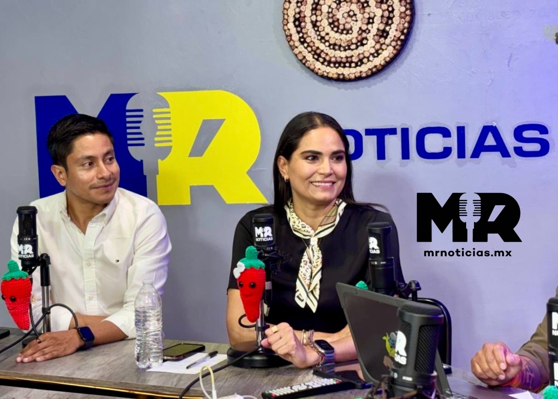 Flor López Hinojosa, directora general del DIF y Carlos Stefano Galindo Nopal, responsable del CRIT en entrevista con Martín Rodríguez en el estudio de MR Noticias
