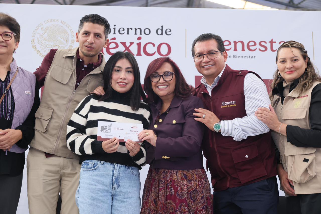 JÓVENES TLAXCALTECAS RECIBEN TARJETAS PARA CONSTRUIR SU FUTURO.