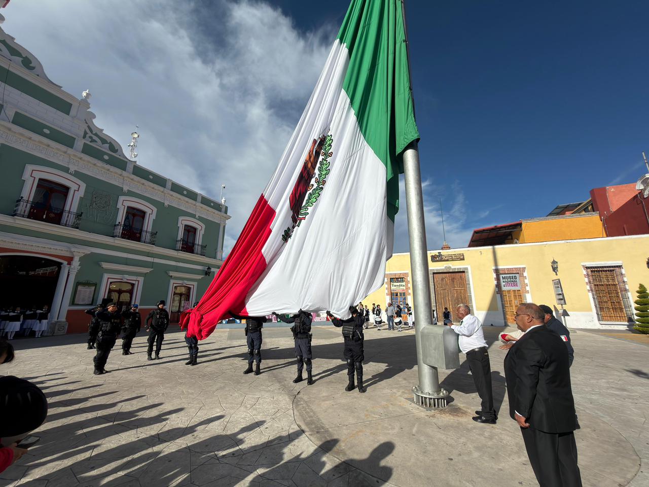 COMUNIDAD DEL CARMEN XALAPATLAHUAYA Y TELESECUNDARIA MALINTZI ENCABEZAN HOMENAJE CÍVICO EN HUAMANTLA