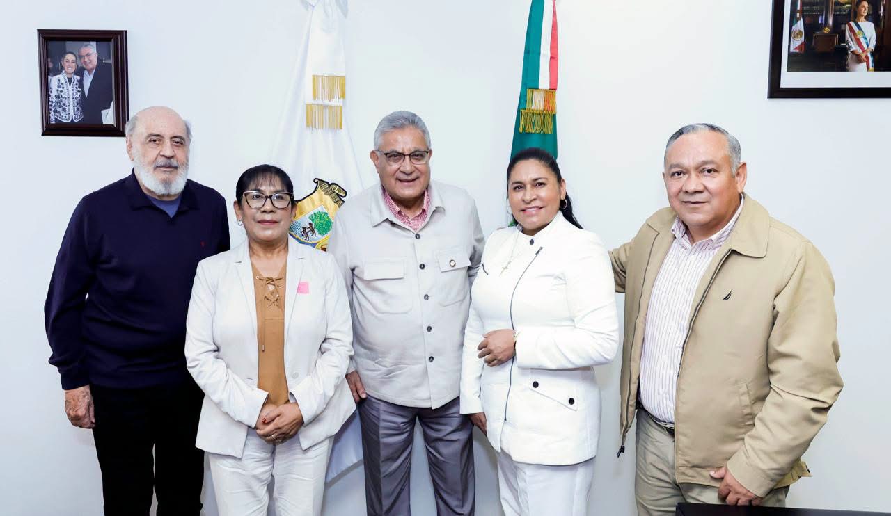 “Coincidimos en la importancia de seguir fortaleciendo la educación pública, reconocer a las y los maestros y construir juntos el futuro de nuestro estado. ¡Sin educación no hay transformación! ¡Lo mejor está por venir!”, escribió Rivera Rivera en sus redes sociales. En la imagen aparece junto con Alfonso Cepeda y el senador José Antonio Álvarez Lima.