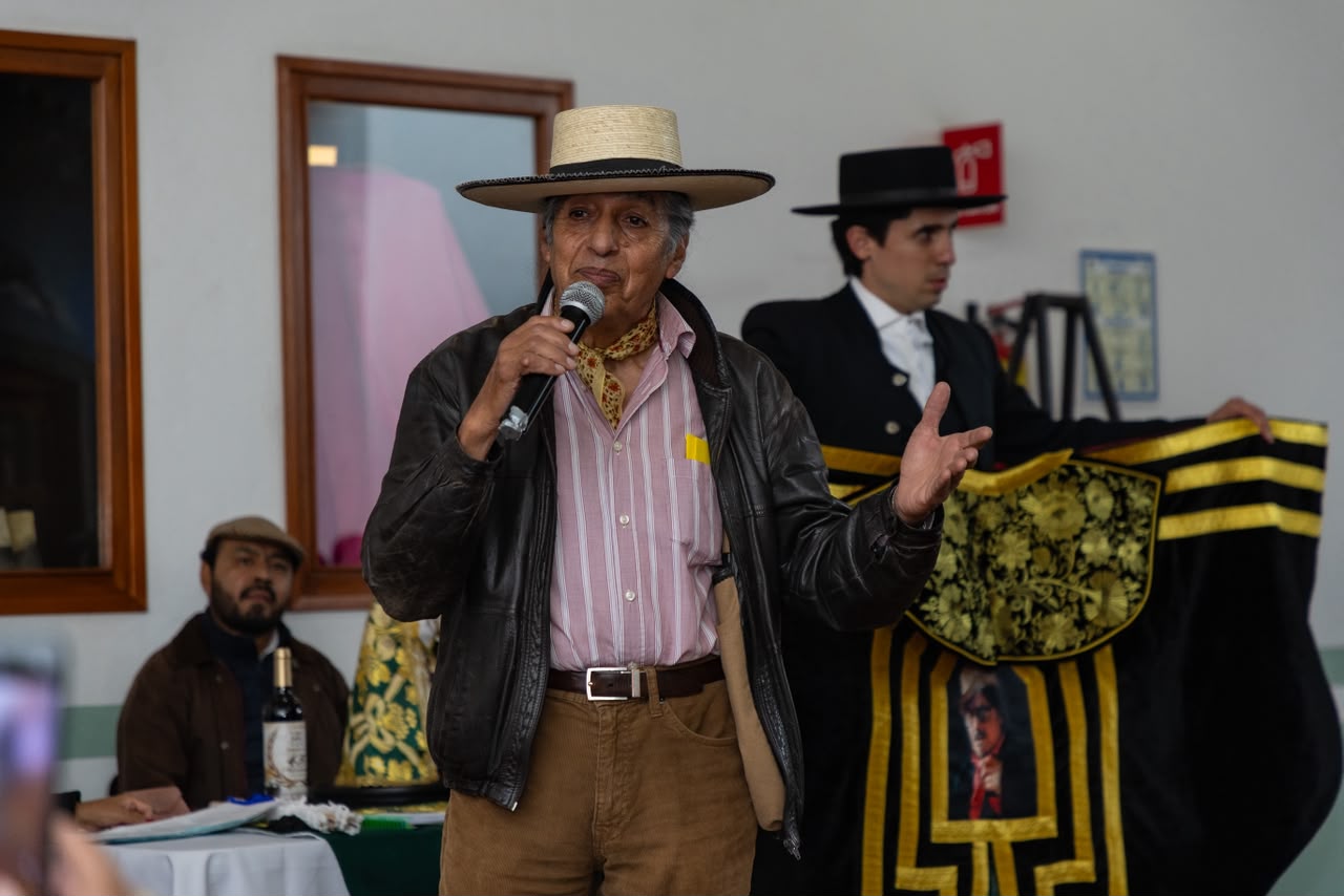 “BORDANDO SUEÑOS” ENALTECE EL ARTE Y LA HISTORIA TAURINA CON UNA EXPOSICIÓN DE CAPOTES DE PASEO EN HUAMANTLA