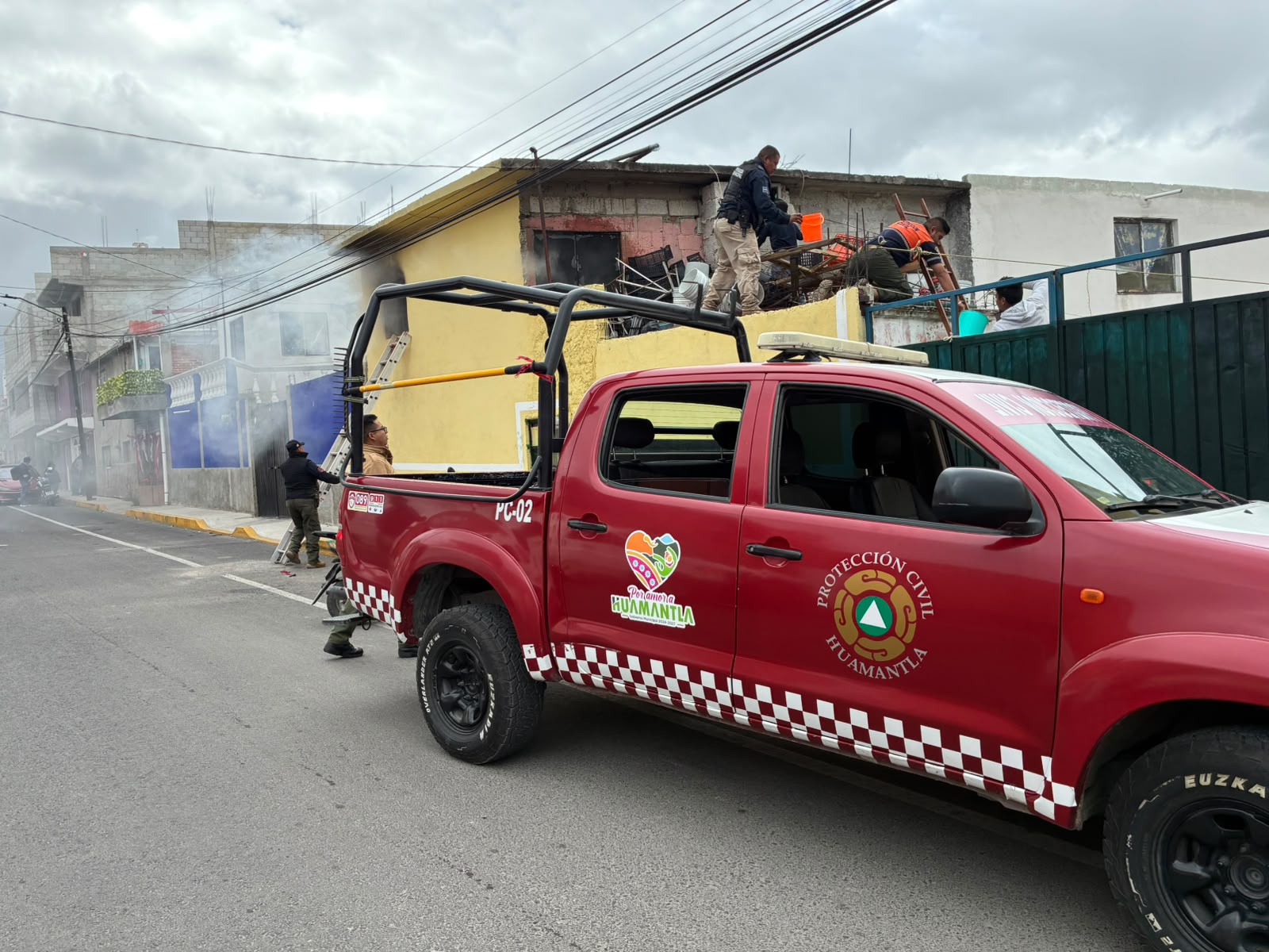 PROTECCIÓN CIVIL DE HUAMANTLA SOFOCA INCENDIO EN CASA HABITACIÓN DEL BARRIO DE LA PRECIOSA